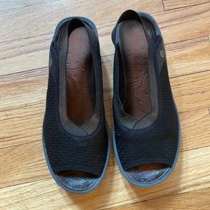 Bzees Woman DEL REY wedge sandals size 7.5 US, 37.5 EUR, black and silver